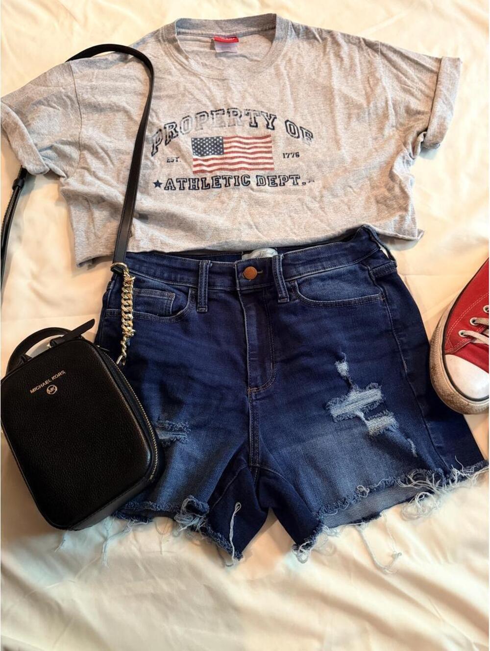Universal Thread High Rise Distressed Denim Shorts โ Size 4 - Picture 5 of 5